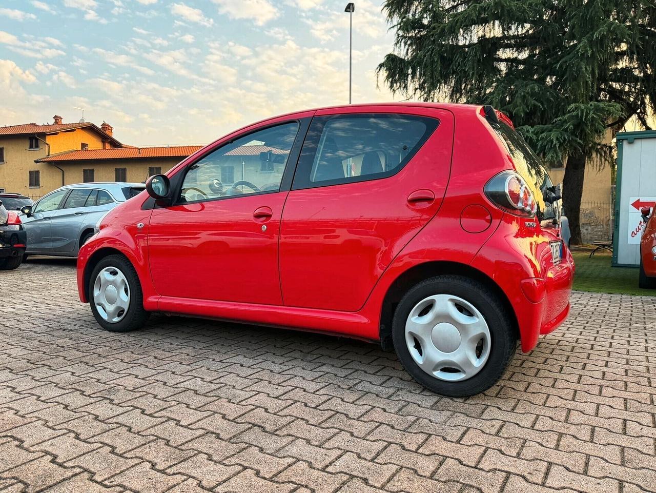 Toyota Aygo 1.0 12V VVT-i 5 porte AUTOMATICA NAVIGA OK NEOPATENTATI