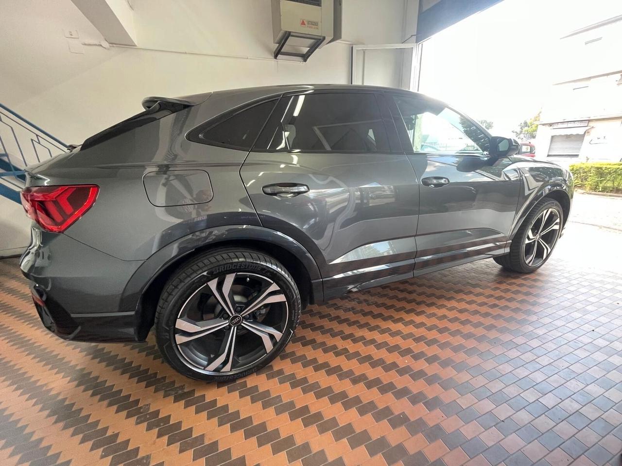 Audi Q3 TDI S tronic Identity Black