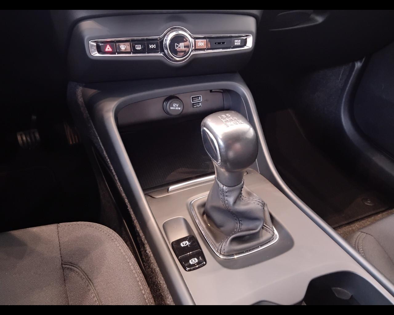 VOLVO XC40 - XC40 1.5 t2 Momentum Pro my21