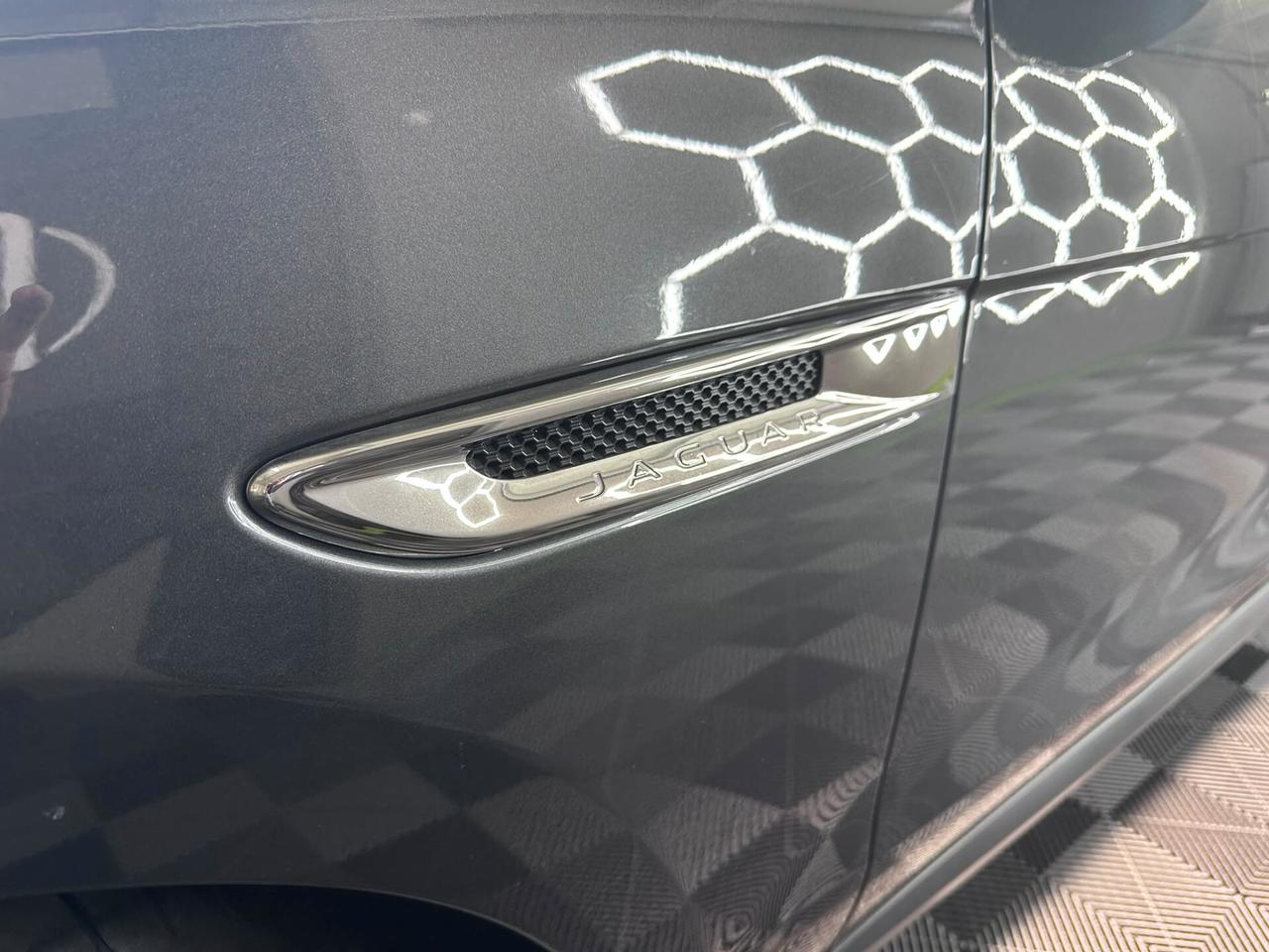 Jaguar F-Pace 2.0 D 180 CV AWD aut. Chequered Flag