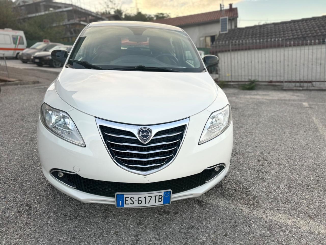 Lancia Ypsilon 0.9 TwinAir 85 CV 5 porte Metano Ecochic Silver