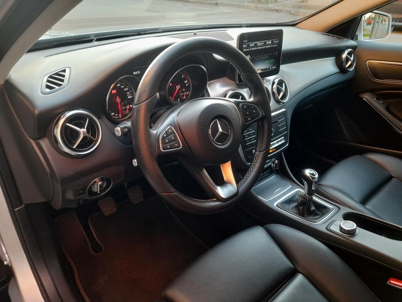 MERCEDES GLA 180 D SPORT