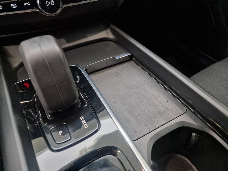 Volvo XC60 B4 (d) AWD Geartronic Momentum AUTOCARRO N1