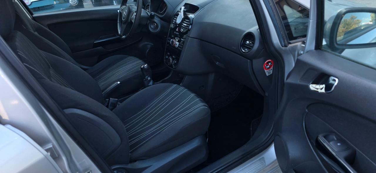 Opel Corsa 1.4 16V 5 porte Cosmo