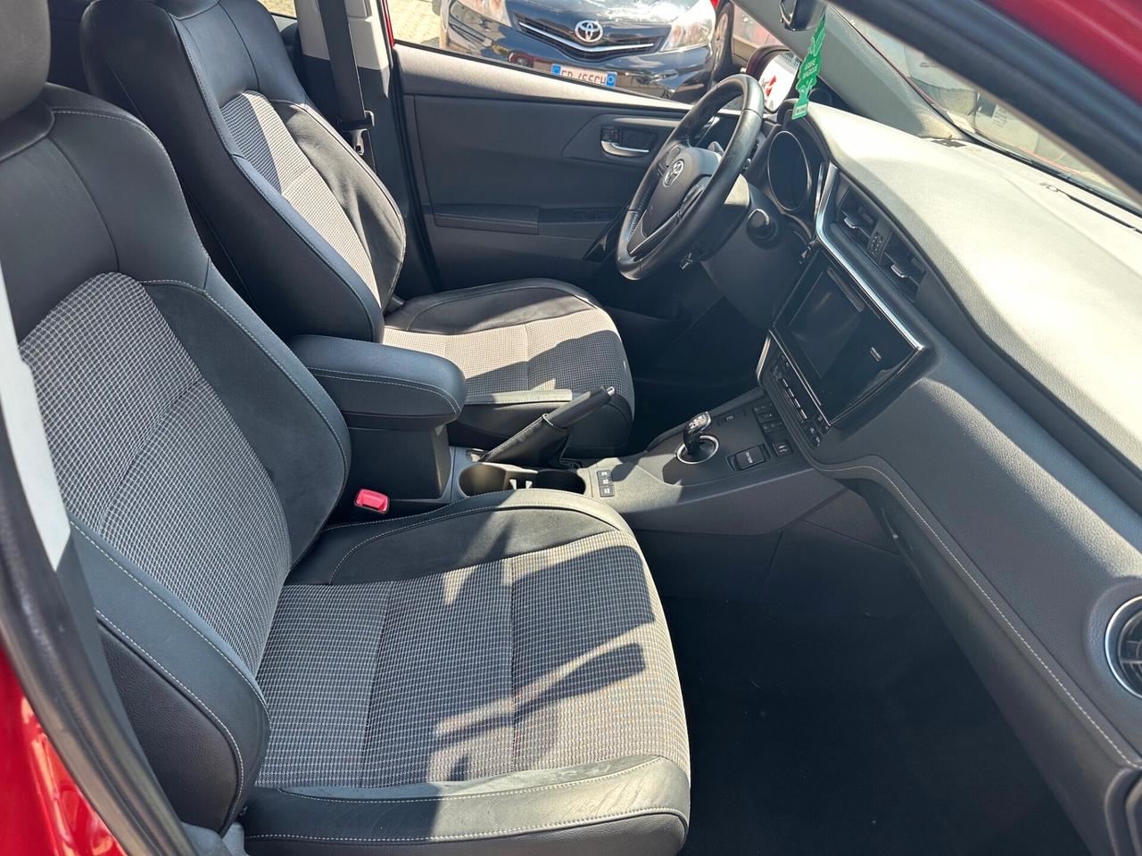 Toyota Auris 1.8 Hybrid Lounge*EURO6B*CERCHI