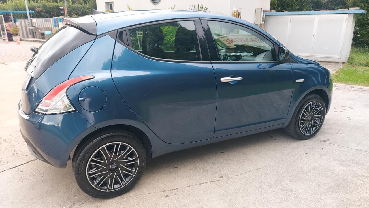 Lancia Ypsilon 1.0 Hybrid - Silver Plus