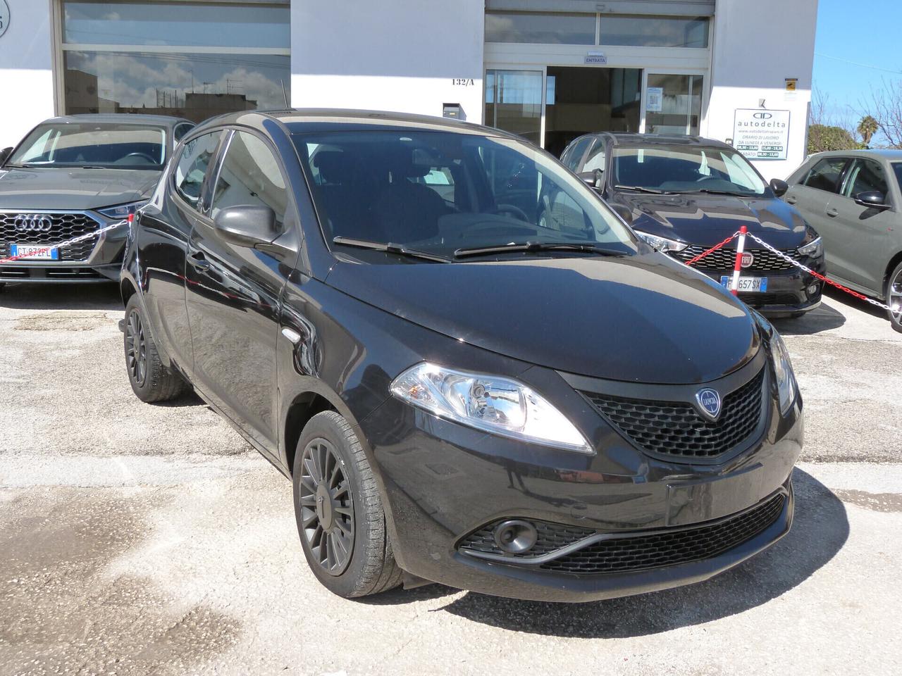 Lancia Ypsilon 1.0 S&S Hybrid Silver
