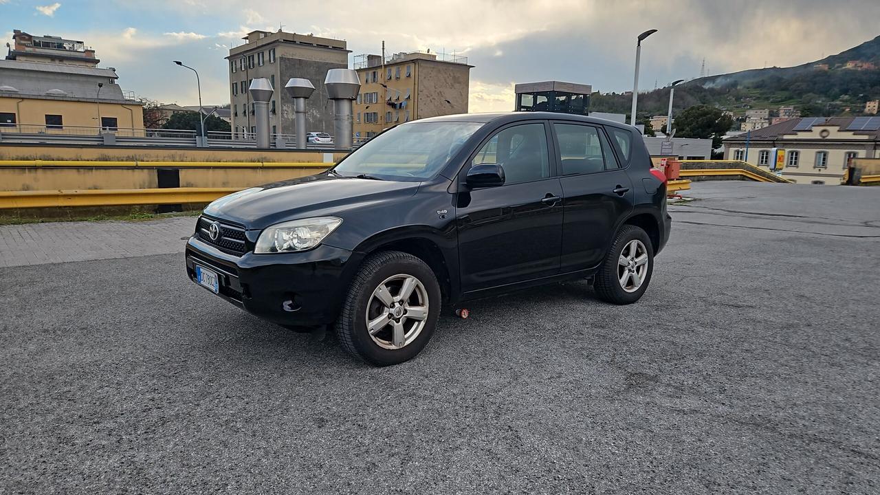 TOYOTA RAV4 2.2 D-4D 136CV LUXURY – 2006 – AFFIDABILE E PRONTA ALL’USO SUV robusto e affidabile, ideale per chi cerca spazio, comodità e una meccanica solida. Motore Toyota 2.2 diesel da 136cv, noto per durata e affidabilità. Immatricolazione: 08/