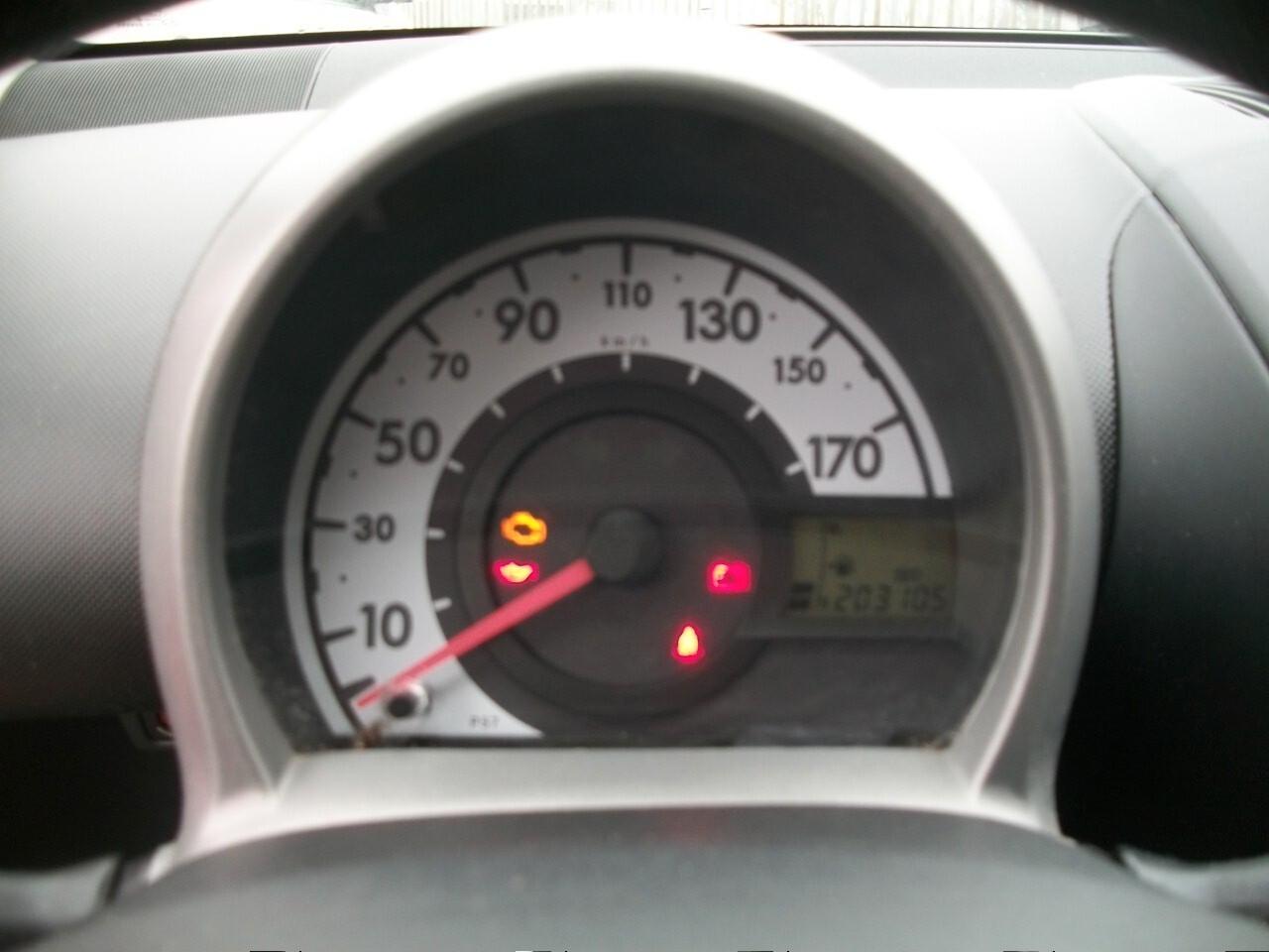 Toyota Aygo 1.0 12V VVT-i 5 porte Lounge CC 998 BENZINA IMMAT 30/06/2012 05 PORTE SI NUOVI PATENTATTI GARANZIA UN ANNO