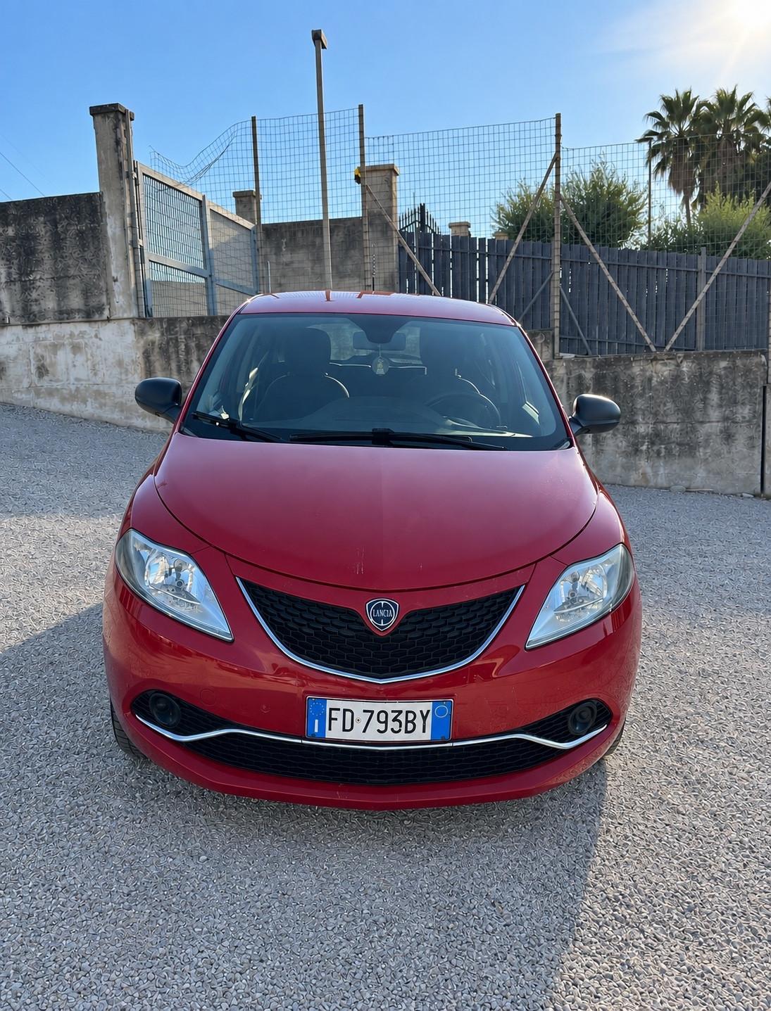 Lancia Ypsilon 0.9 TwinAir 85 CV 5 porte Metano Ecochic Silver