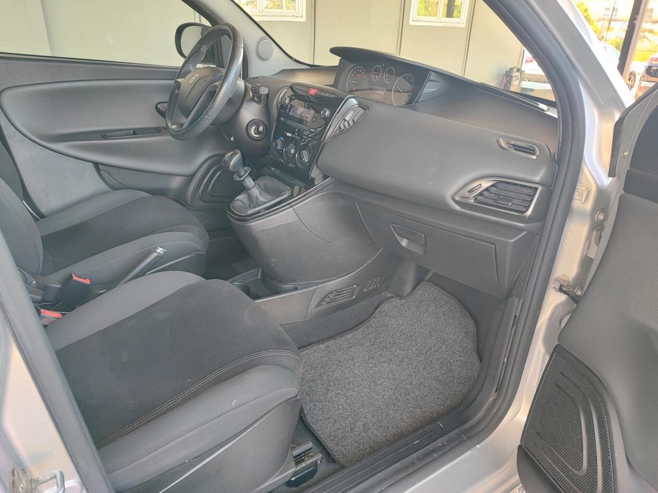Lancia Ypsilon 1.2 69 CV Unyca