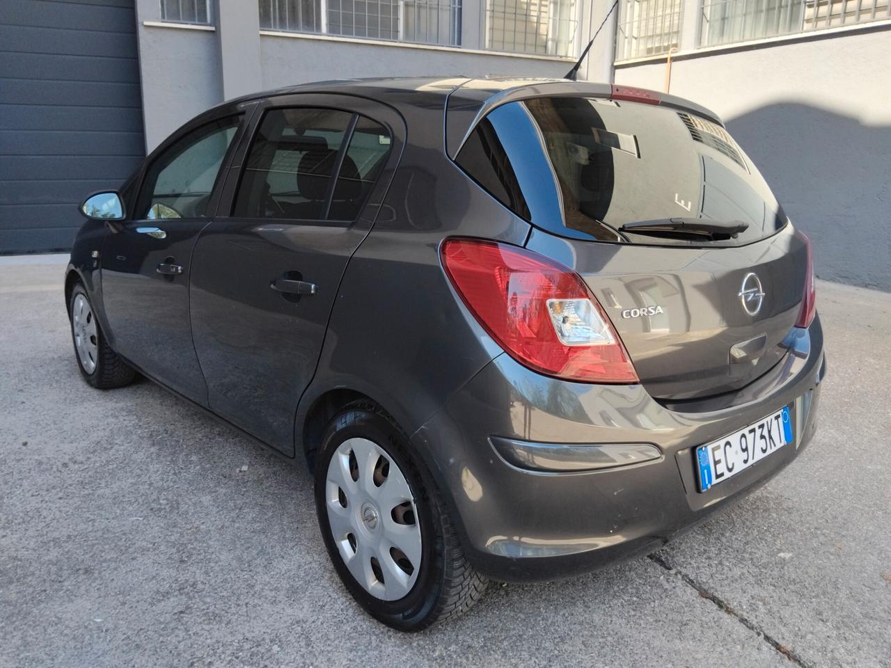 Opel Corsa 1.2 benzina automatica