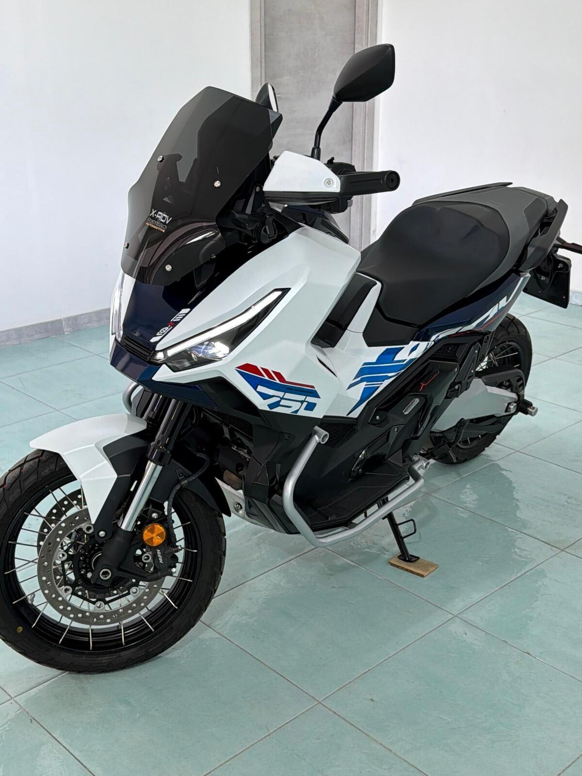 Honda X-ADV 750 travel edition