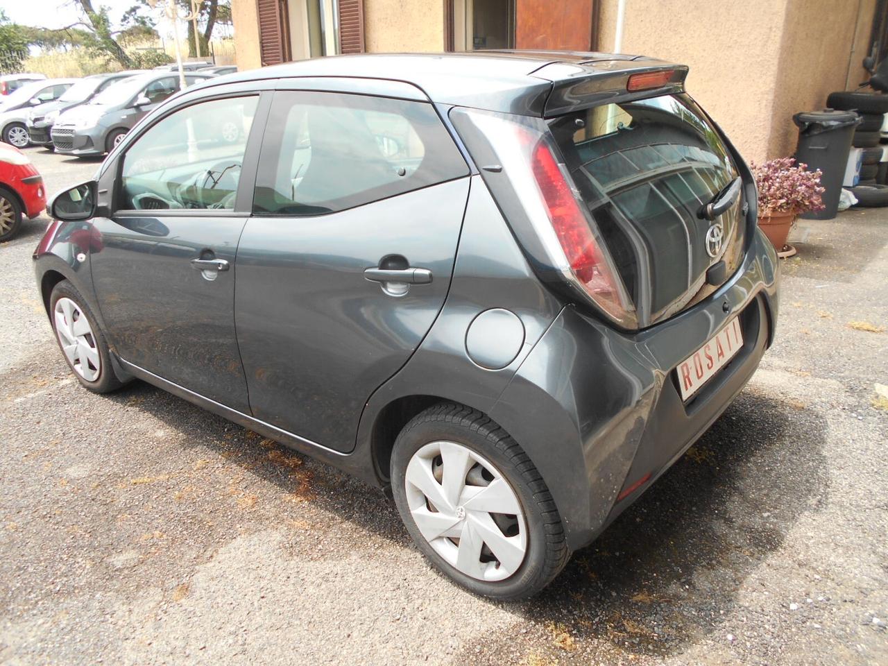Toyota Aygo 1.0 5 porte Lounge Connect euro 5 neo patentati