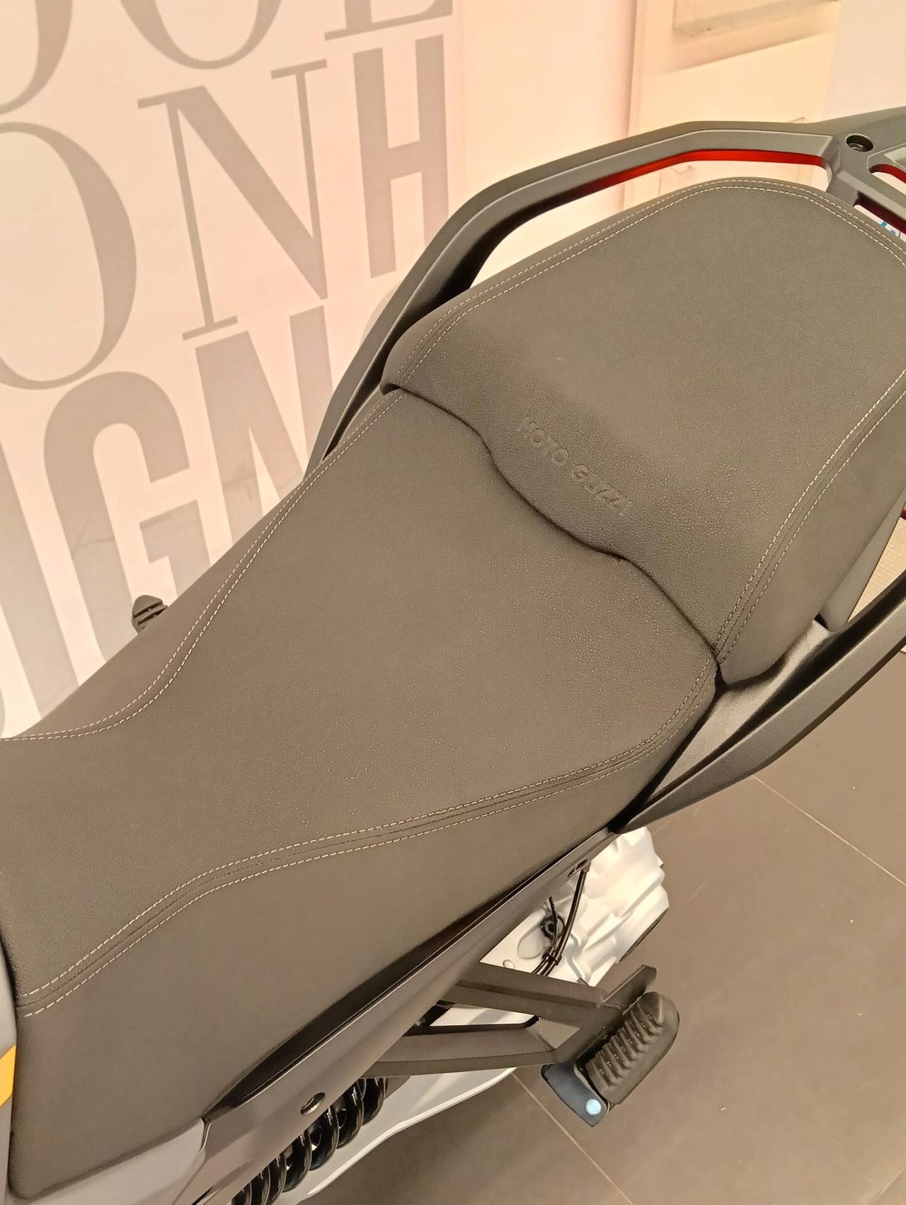 Moto Guzzi Stelvio giallo savana