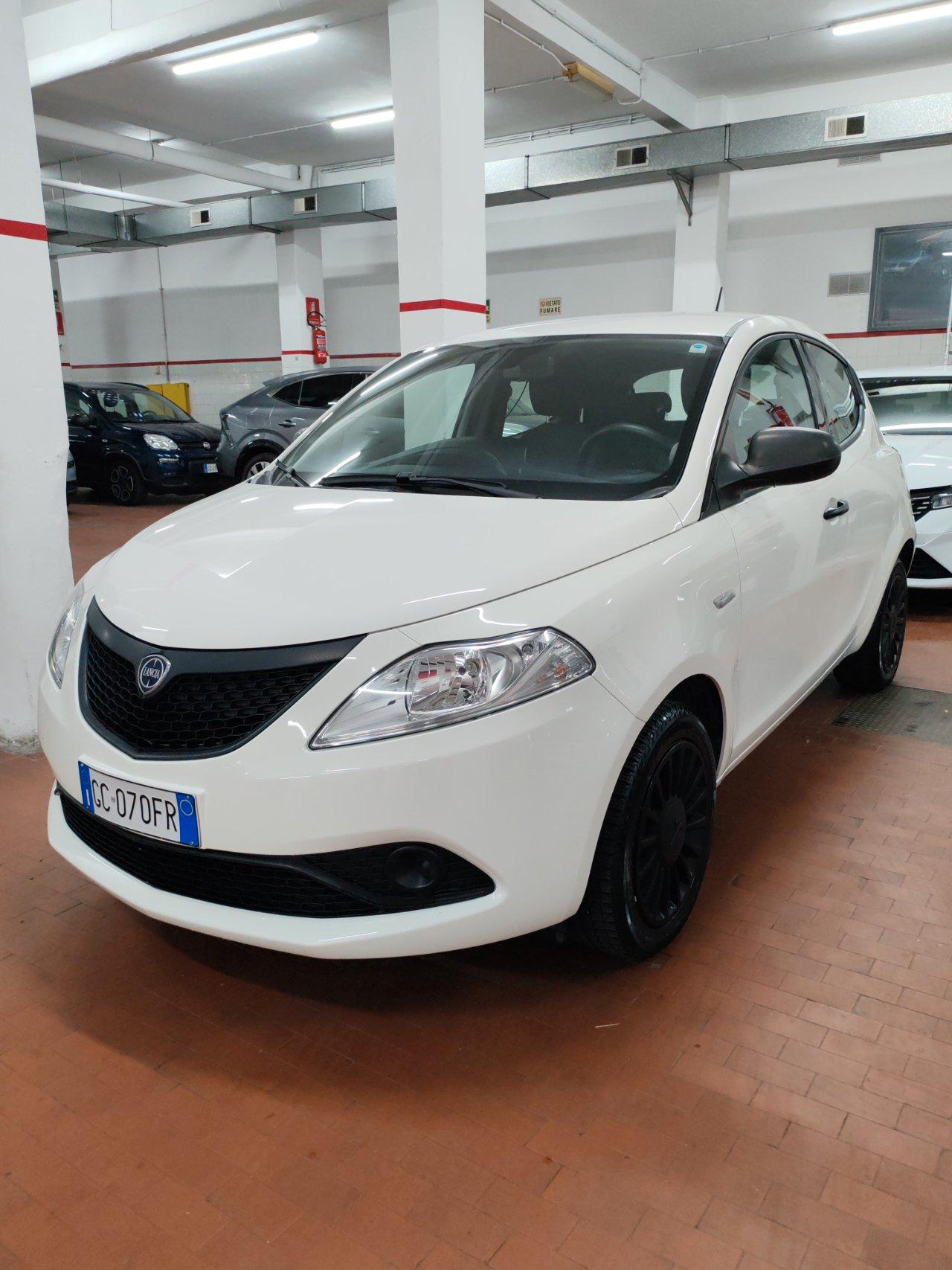 Lancia Ypsilon 1.0 hybrid Silver 5 POSTI