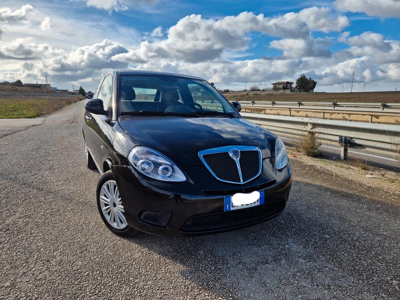 Lancia Ypsilon 1.3 MJT 75 CV Unyca