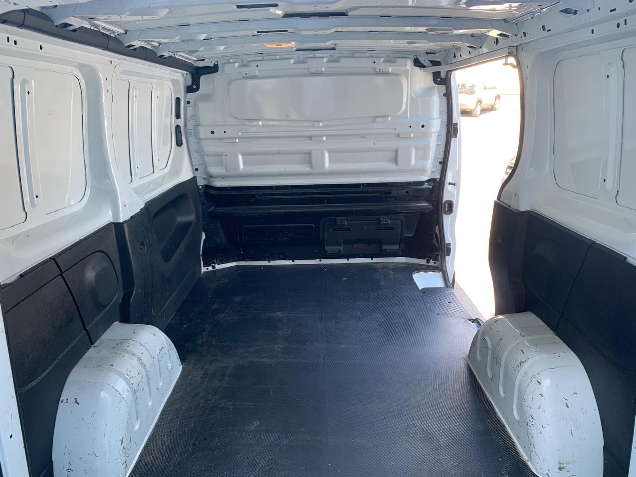 Opel Vivaro FURGONE L1H1 3 pt con Gancio Traino