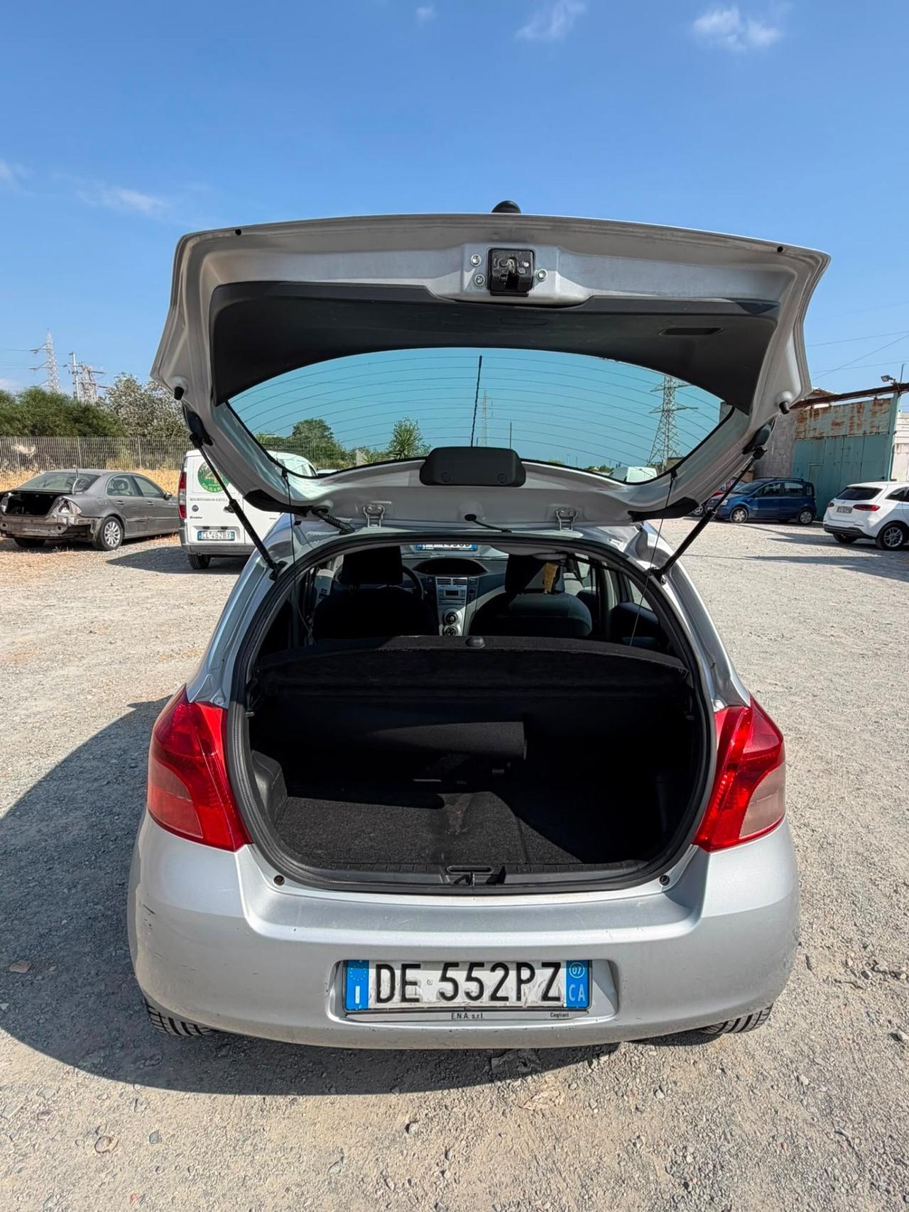 Toyota Yaris Benzina-5 Porte- Neopatentati- Clima