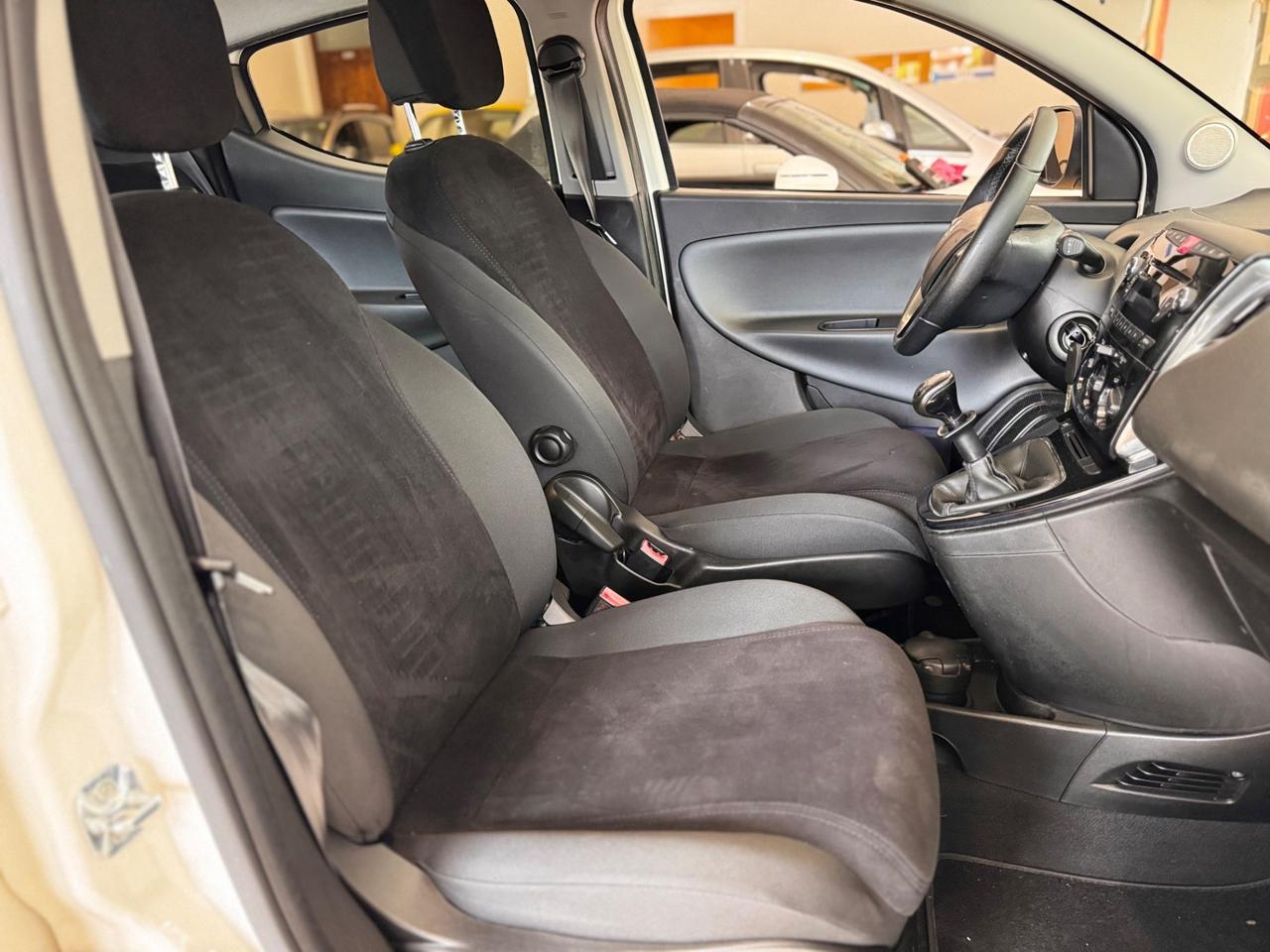 Lancia Ypsilon 0.9 TwinAir 85 CV 5 porte Metano Ecochic Silver