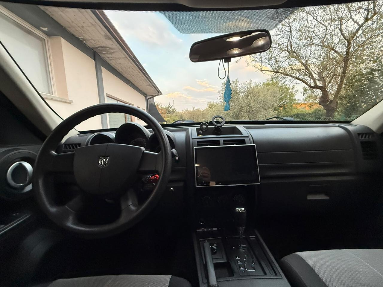 Dodge Nitro 2.8 CRD Automatico – Assetto Rialzato – 3 Set Ruote – Gancio Traino