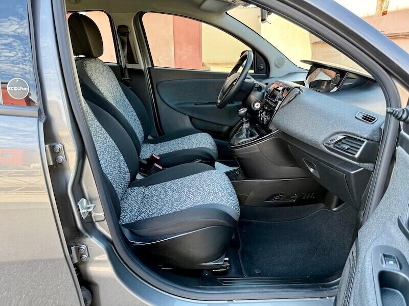 Lancia Ypsilon 1.0 FireFly 5 porte S&S Hybrid Ecochic Silver