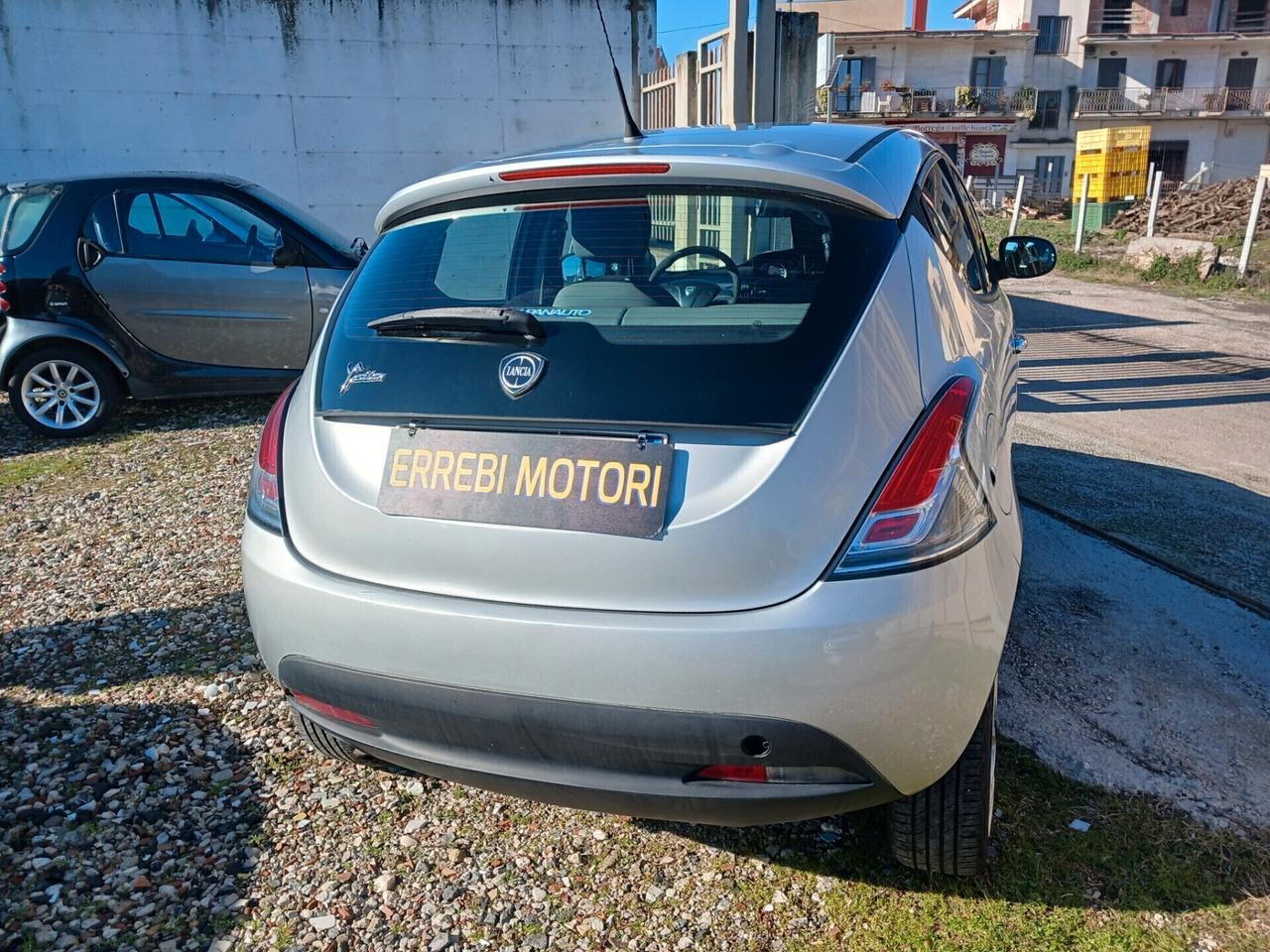 Lancia Ypsilon 0.9 TwinAir 85 CV 5 porte Metano Ecochic Silver