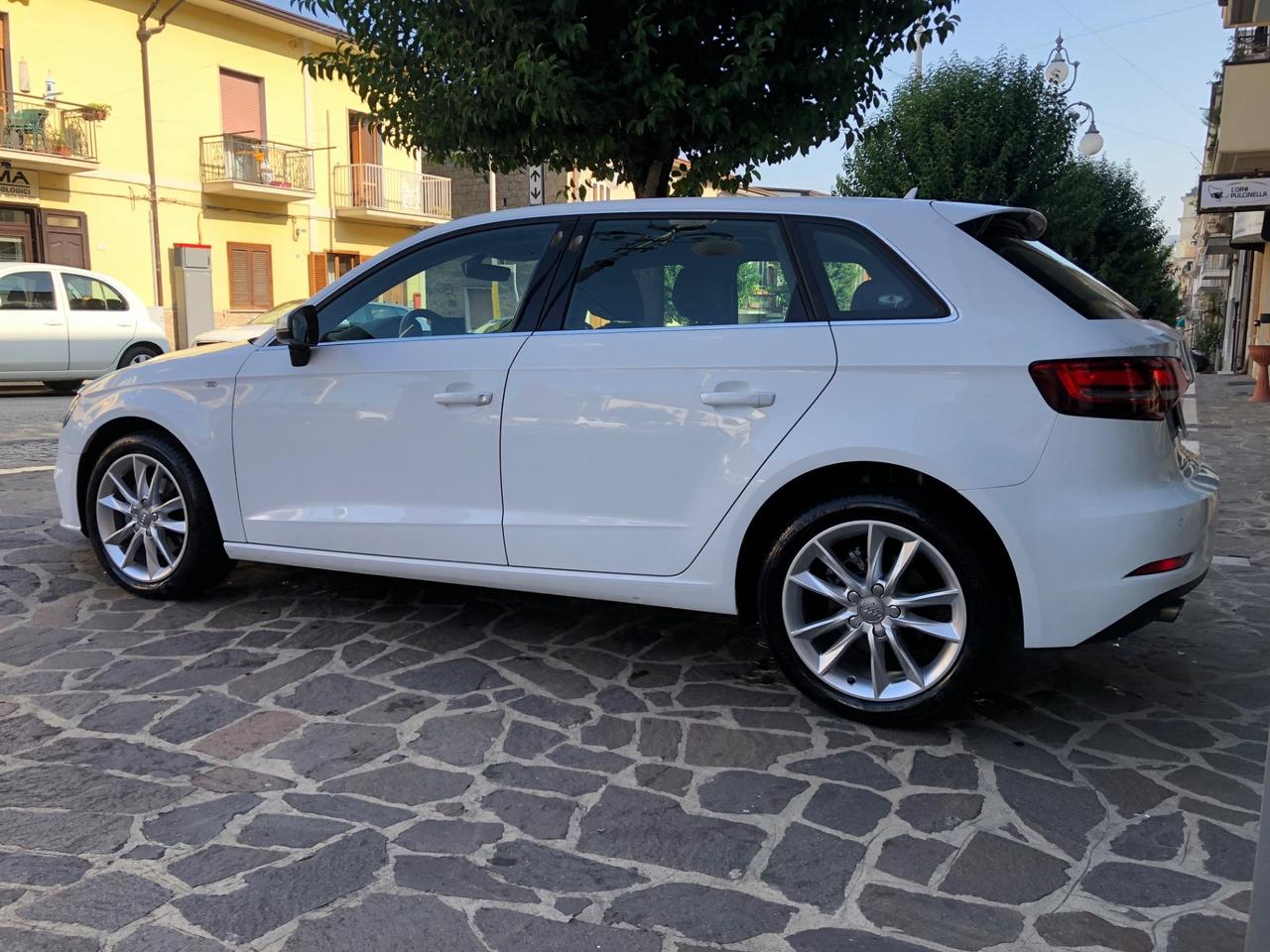Audi A3 SPORTBACK 1.6TDI 110CV Design FULL/LED/NAV