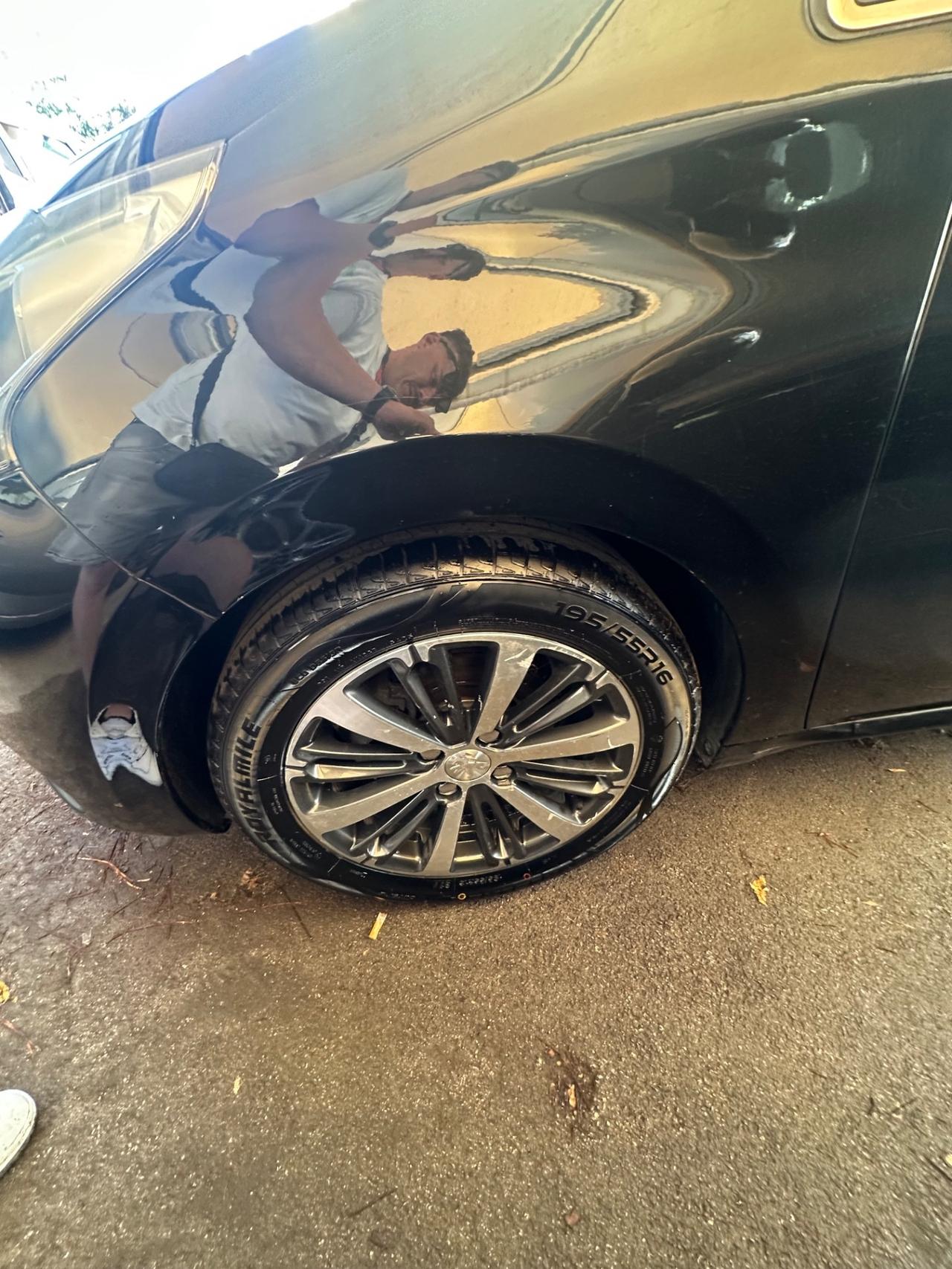 Peugeot 208 PureTech 82 5 porte Allure