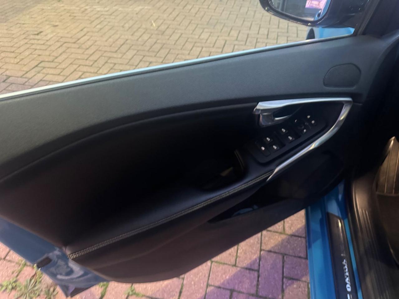 Volvo V40 R Design Momentum 2.0 D4 #9303