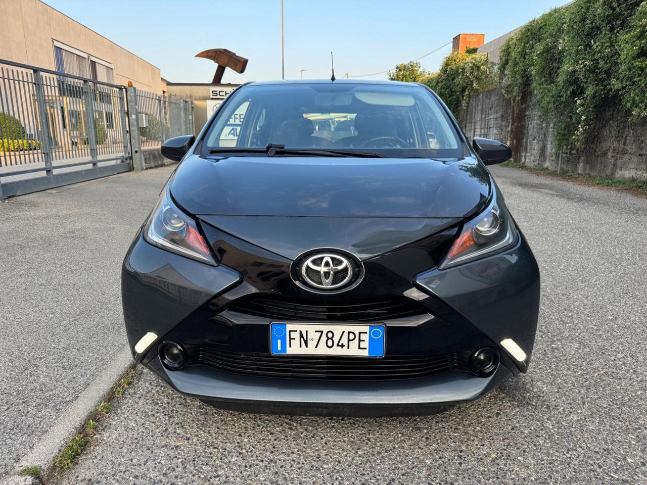 Toyota Aygo retrocamera tagliandata Neopatentati