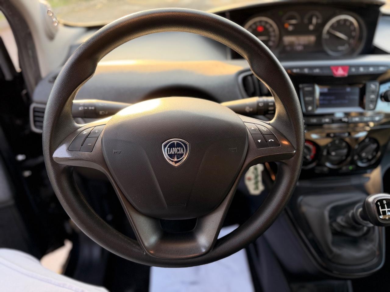 Lancia Ypsilon 1.0 FireFly 5 porte S&S Hybrid Alberta Ferretti