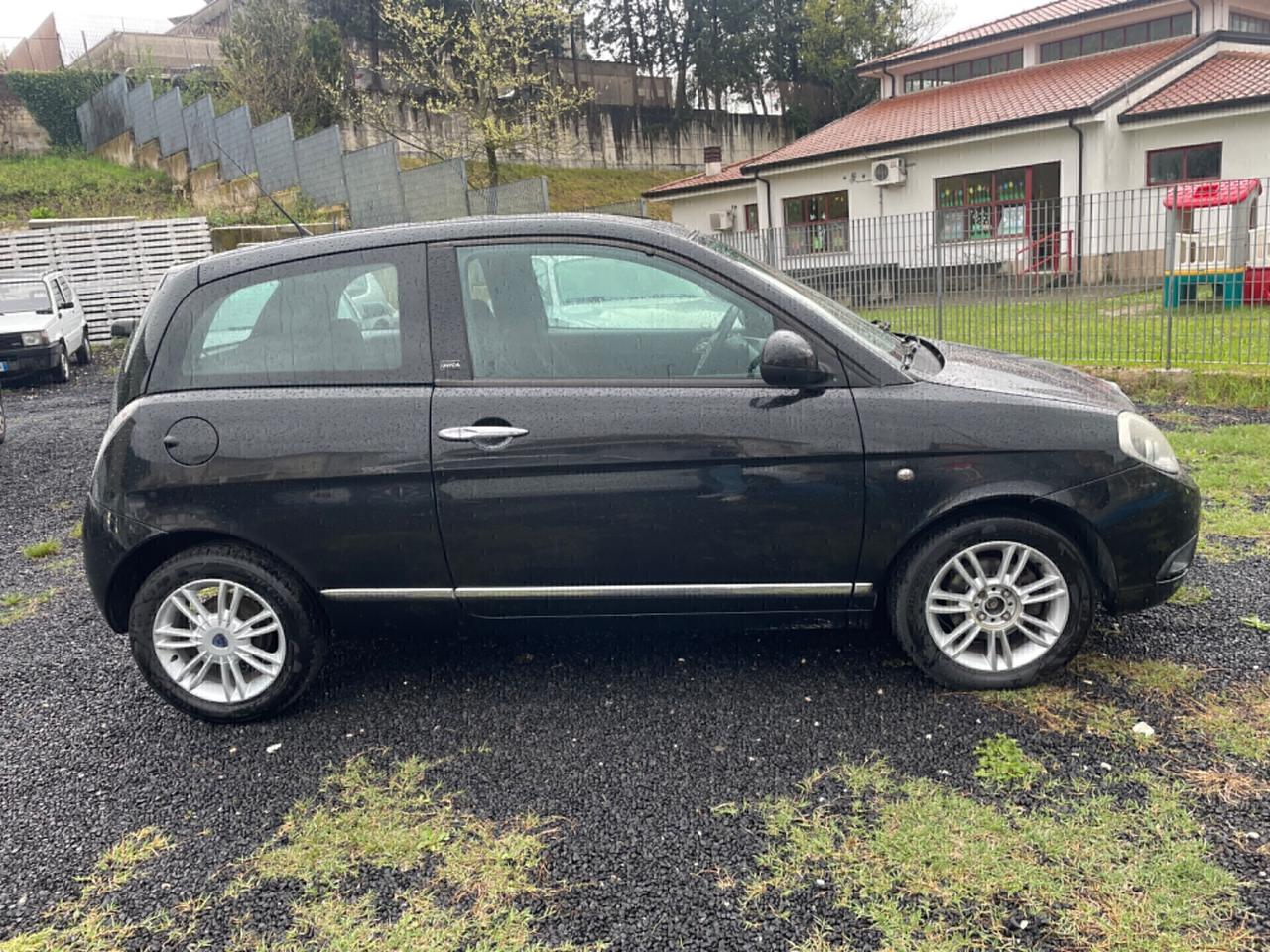 Lancia Ypsilon 1.3 MJT 75 CV Unyca