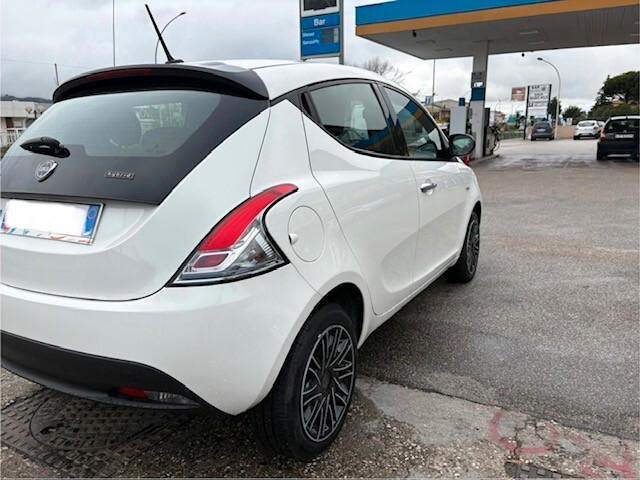 Lancia Ypsilon 1.0 FireFly 5 porte S&S Hybrid Alberta Ferretti