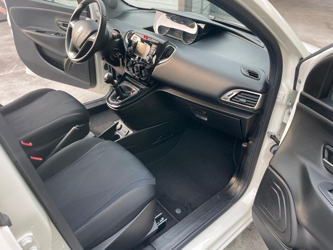 Lancia Ypsilon 1.2 69 CV 5 porte Platinum