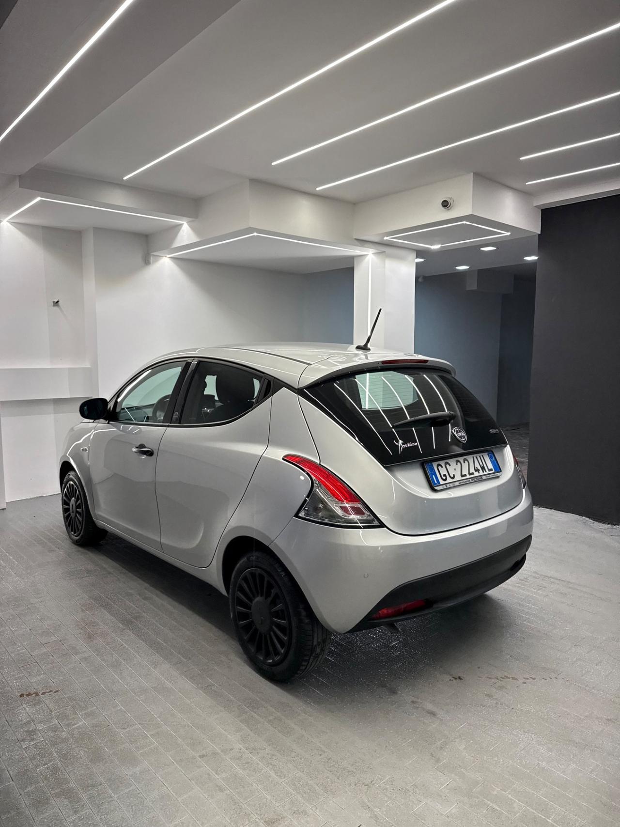 Lancia Ypsilon 1.0 FireFly 5 porte S&S Hybrid Ecochic Silver