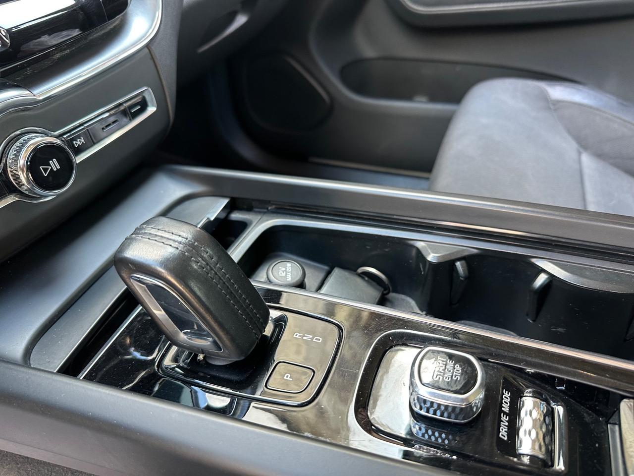 Volvo XC 60 XC60 B4 (d) AWD Geartronic Momentum UNICO PROPRIETARIO