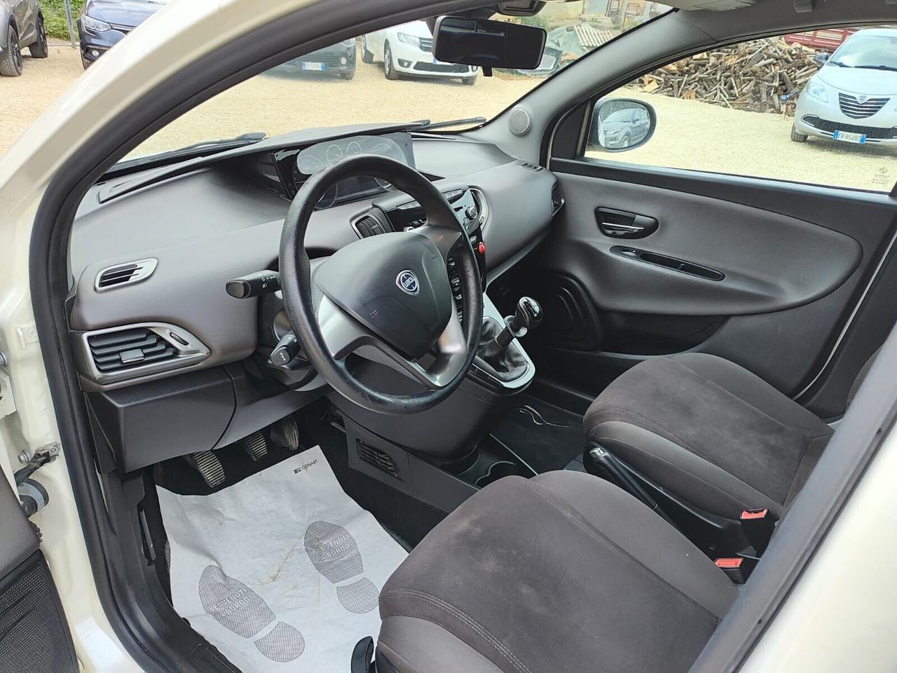 Lancia Ypsilon 0.9 TwinAir 85 CV bianco perla