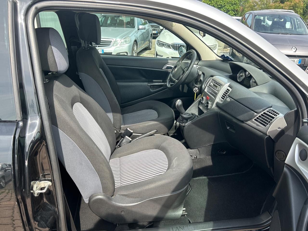 Lancia Ypsilon 1.3 MJT 75 CV Versus