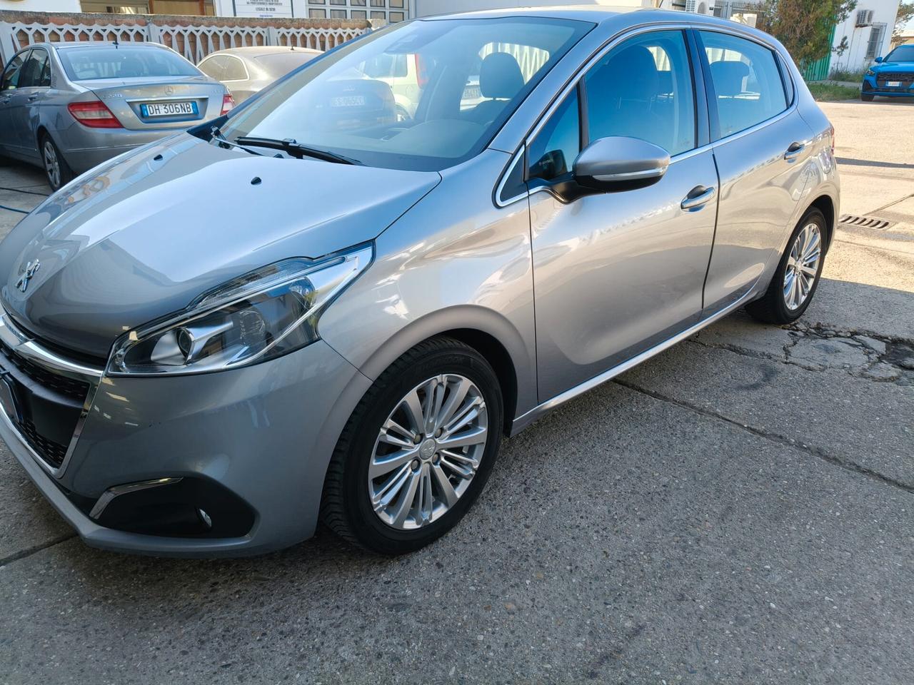 Peugeot 208 anno 2019 full optional