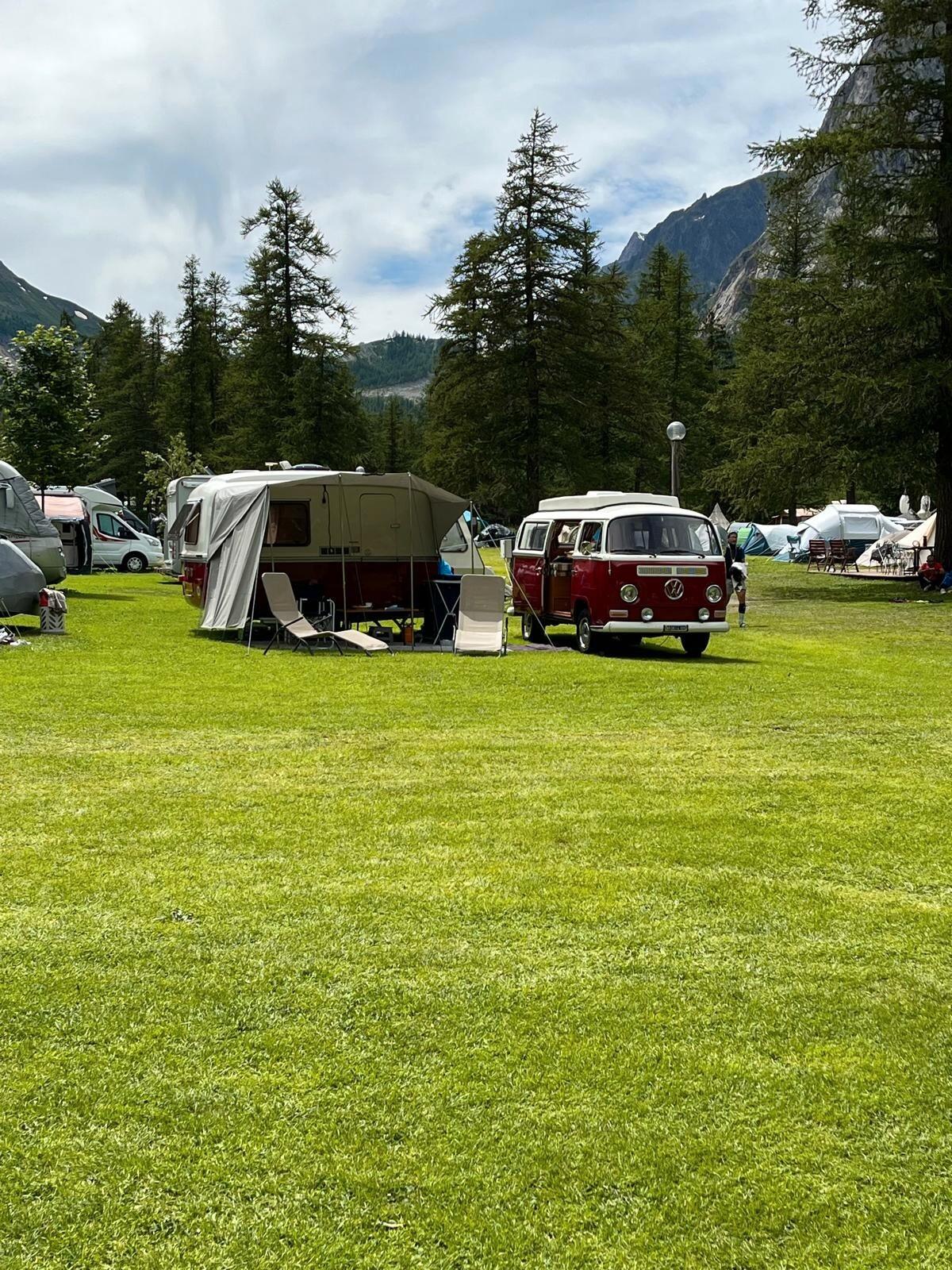 Volkswagen T2a + Roulotte Lander 340 Bora