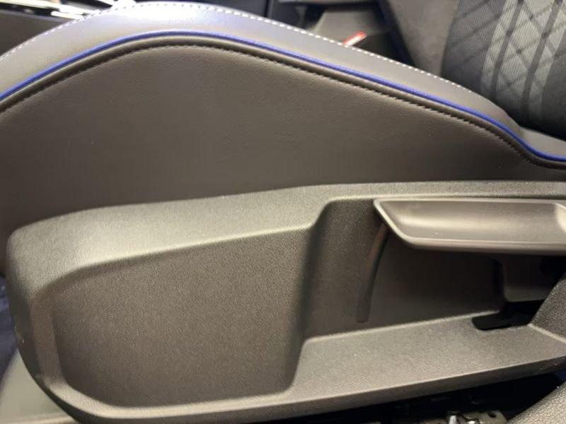 Volkswagen Golf 1.5 eTSI ACT 110kW R-Line DSG LED NAVI