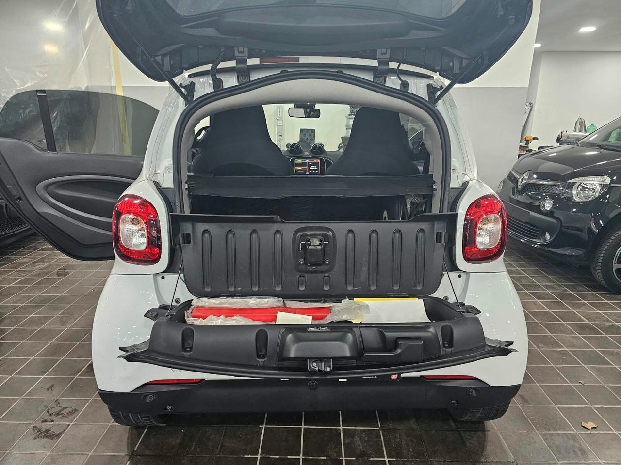 NUOVA SMART FORTWO EQ PRIME TOTAL WHITE IDENTITY BLACK EDITION 56CV TOTALMENTE ELETTRICA