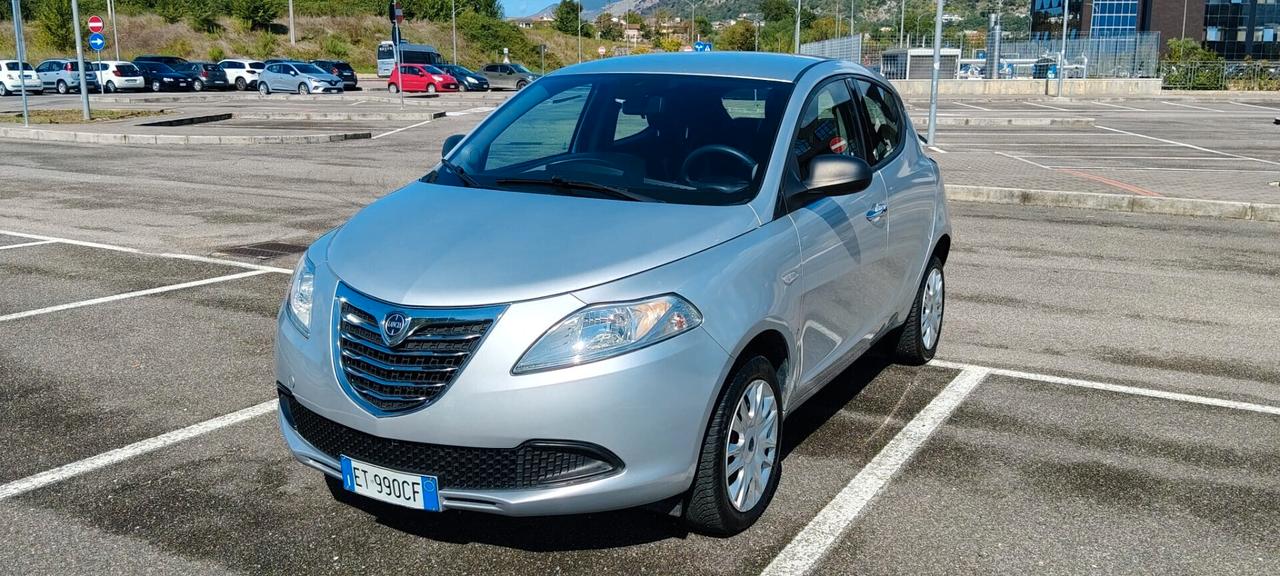 Lancia Ypsilon 0.9 TwinAir 85 CV 5 porte Metano Ecochic Silver