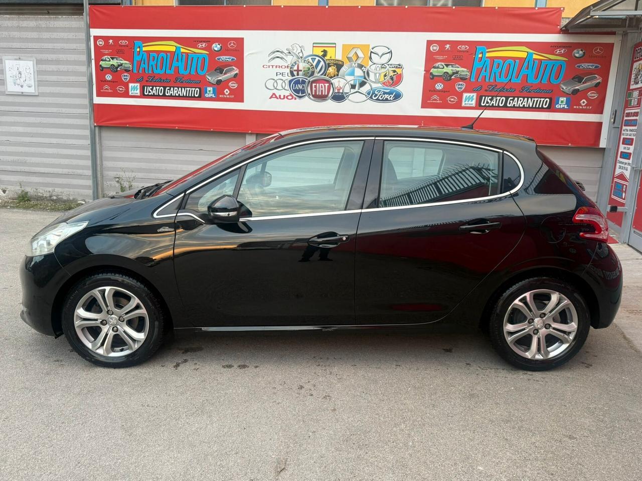 Peugeot 208 1.2 82cv Allure - 2013