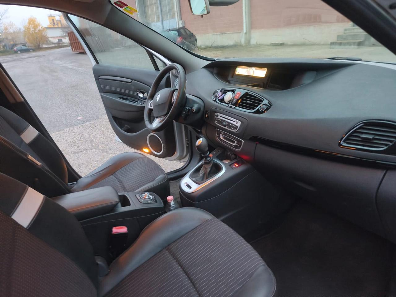 Renault Scenic 2012---1.5 Diesel