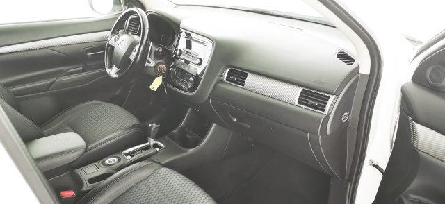 MITSUBISHI Outlander 2.2 DI-D 4WD Instyle 5p.