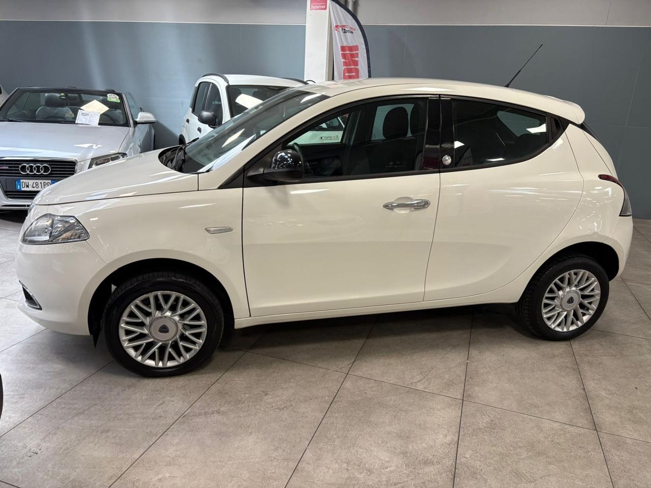 Lancia Ypsilon 0.9 TwinAir 85 CV 5 porte Metano Ecochic Silver