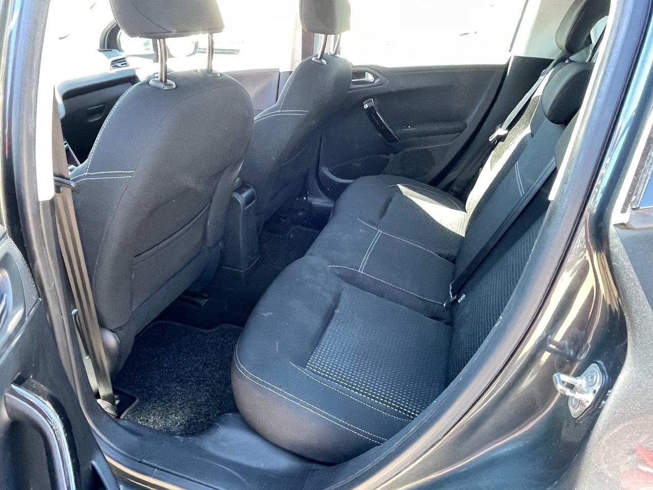 Peugeot 208 BlueHDi 5 porte Allure - navigatore- retrocamera