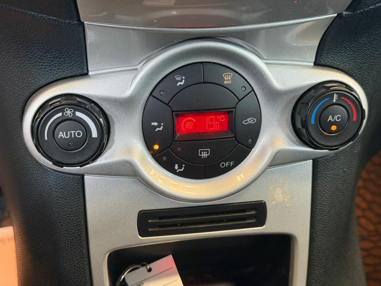 Ford Fiesta 1.4 16V 5p. Bz.- GPL Titanium Bs.